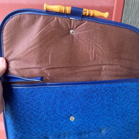 Check out this adorable blue vintage floral envelope clutch with bamboo opening. - Picture 4 of 4